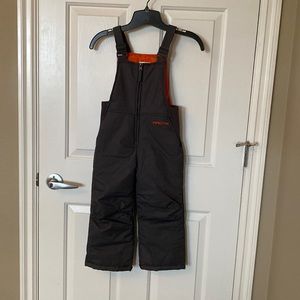 Arctic kids snow bib.